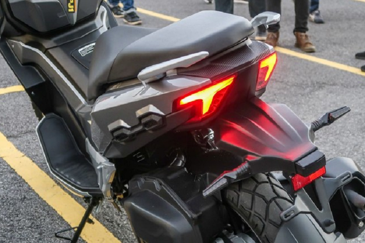 Ở các thông số cơ bản khác, đây là một chiếc xe tay ga Trung Quốc này có thể chiều lòng khá nhiều người tại thị trường Đông Nam Á khi sở hữu chiều cao yên 765mm, nặng 143kg và bình xăng lớn 11 lít cho khả năng di chuyển tới 400km sau mỗi lần đổ đầy bình.