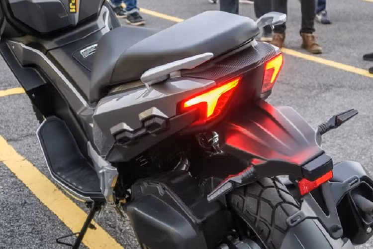 Ở các thông số cơ bản khác, đây là một chiếc xe tay ga Trung Quốc này có thể chiều lòng khá nhiều người tại thị trường Đông Nam Á khi sở hữu chiều cao yên 765mm, nặng 143kg và bình xăng lớn 11 lít cho khả năng di chuyển tới 400km sau mỗi lần đổ đầy bình.