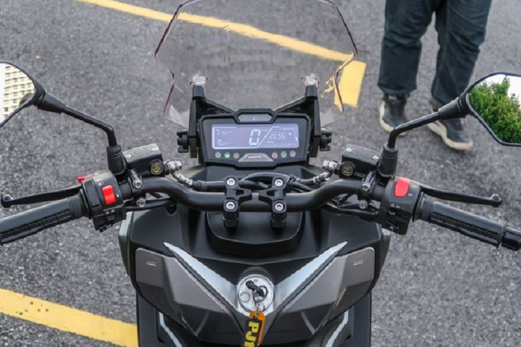 Dàn chân của Wmoto Xtreme 150i sở hữu phuộc trước hành trình ngược USD hoành tráng, phuộc sau monoshock đặt trung tâm trên cặp vành đúc hợp kim 14 inch.