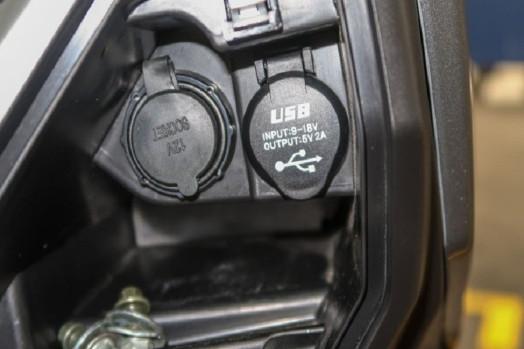 Tất nhiên, chiếc xe cũng sở hữu đầy đủ đèn full LED, phanh đĩa ABS trước sau, kính chắn gió có thể tăng chỉnh, màn hình TFT màu đẹp mắt cùng cổng sạc USB tiện lợi.