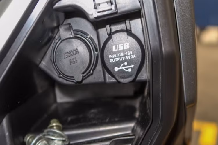 Tất nhiên, chiếc xe cũng sở hữu đầy đủ đèn full LED, phanh đĩa ABS trước sau, kính chắn gió có thể tăng chỉnh, màn hình TFT màu đẹp mắt cùng cổng sạc USB tiện lợi.