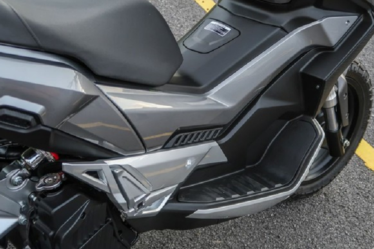 Chiếc xe này cũng từ đó mà sở hữu bộ lốp khá hoành tráng với kích thước 100/80/14 ở trước và 120/70/14 ở phía sau dạng gai đa địa hình đẹp mắt.