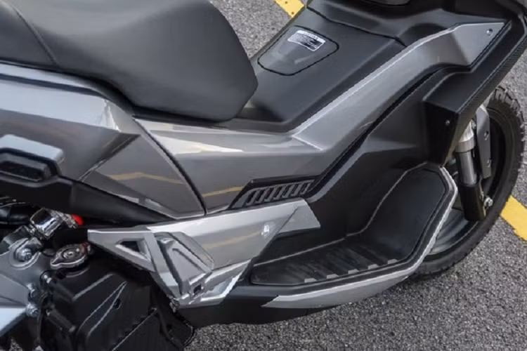 Chiếc xe này cũng từ đó mà sở hữu bộ lốp khá hoành tráng với kích thước 100/80/14 ở trước và 120/70/14 ở phía sau dạng gai đa địa hình đẹp mắt.