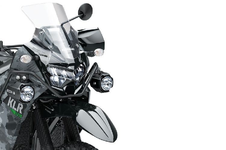 Đèn pha xe kiểu dáng mới, góc cạnh, sắc xảo hơn. Cụm đèn báo rẽ cũng được đặt cao hơn so với đời 2018.