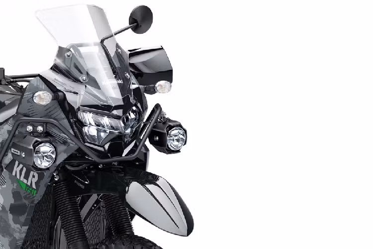 Đèn pha xe kiểu dáng mới, góc cạnh, sắc xảo hơn. Cụm đèn báo rẽ cũng được đặt cao hơn so với đời 2018.