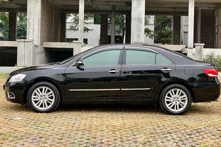 Phần đầu Camry 2011 sử dụng đèn pha xenon siêu sáng (HID) có khả năng tự động mở rộng góc chiếu khi vào cua, 2 ống xả phía sau. Nội thất Camry 3.5Q được trang bị nội thất ghế bọc da, ghế lái điều chỉnh điện 8 hướng, vô lăng điều chỉnh 4 hướng, nhớ vị trí ghế + vô lăng và tự động điều chỉnh gương chiếu hậu (ngoài). Ngoài ra, hàng ghế sau trên phiên bản 3.5Q này còn có có thể điều chỉnh ngả lưng bằng điện, có bệ tỳ tay trung tâm tích hợp nhiều nút bấm cũng là một “đặc sản” của Camry so với các đối thủ trong cùng phân khúc.