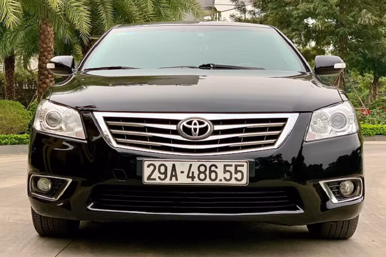 Đơn cử, một chiếc Toyota Camry 3.5Q đời 2011 đang được chào bán với giá 665 triệu đồng, ngang tầm giá lăn bánh một chiếc Kia K3 1.6 MT Deluxe 2022. Tuy nhiên, người mua sẽ nhận được một chiếc sedan hạng D lắp động cơ cỡ lớn, đi kèm với nhiều tiện nghi.