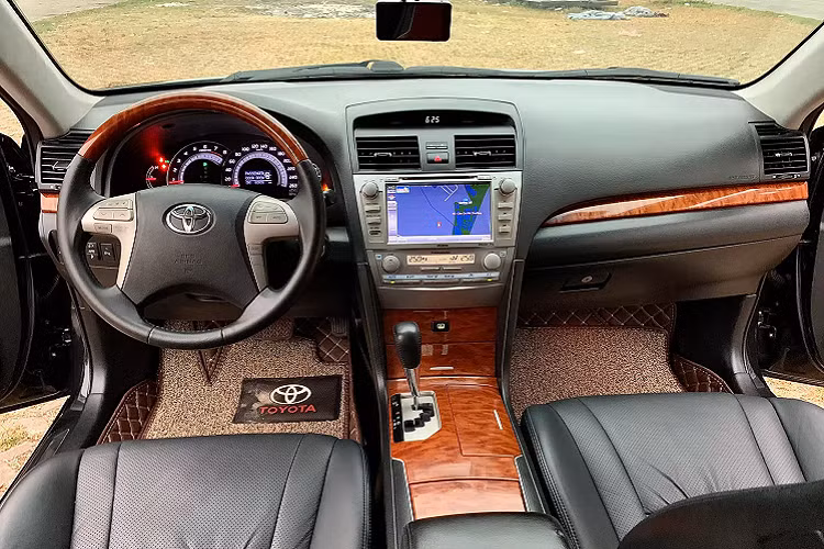 Có thể nói, với giá bán khoảng 1,5 tỷ đồng ở thời điểm cách đây 10 năm về trước, Camry 3.5Q tại thời điểm đó là mẫu xe dành cho nhà giàu Việt. Tuy nhiên, ở thời điểm hiện tại, mẫu xe này đã có giá bán “dễ chịu” hơn rất nhiều. Toyota Camry 3.5Q mang kiểu dáng thiết kế mềm mại, mạnh mẽ và có nét sang trọng. Đáng chú ý, nhờ thiết kế đơn giản này nên Camry rất bền dáng sau hơn 10 năm sử dụng.