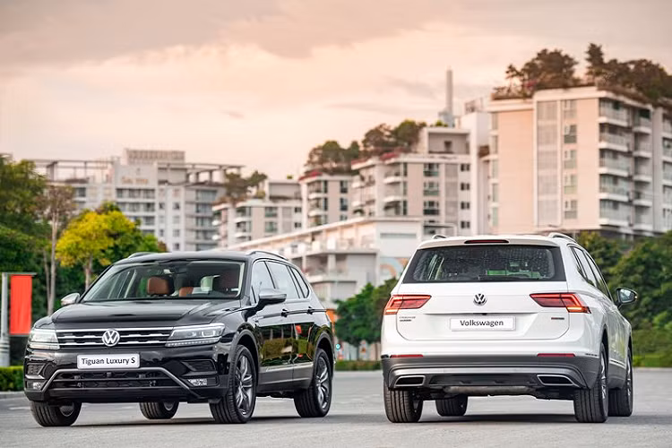 Với nhiều phiên bản xuất hiện trong vòng đời, Tiguan đã trở thành một phần vững chắc trong chuỗi hệ thống sản phẩm của Volkswagen kể từ năm 2007. Mẫu SUV này nhanh chóng phát triển từ thế hệ đầu tiên trở thành mẫu xe thành công nhất mọi thời đại của Tập đoàn Volkswagen. Hiện Volkswagen đang mở ra chương tiếp theo trong câu chuyện thành công của Tiguan bằng hai phiên bản nâng cấp 2021 tại thị trường Việt Nam.