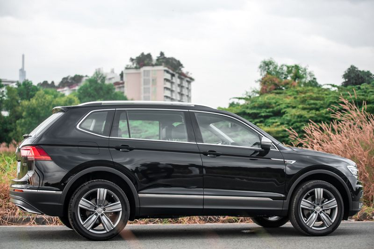 Volkswagen Tiguan Luxury S nâng cấp có 3 sự lựa chọn màu nội thất là Cam-đen thể thao, Xám trắng sang trọng và Đen mạnh mẽ. Giá xe Volkswagen Tiguan Luxury S 2021 có giá bán 1,899 tỷ đồng.