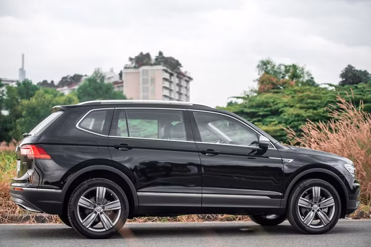 Volkswagen Tiguan Luxury S nâng cấp có 3 sự lựa chọn màu nội thất là Cam-đen thể thao, Xám trắng sang trọng và Đen mạnh mẽ. Giá xe Volkswagen Tiguan Luxury S 2021 có giá bán 1,899 tỷ đồng.