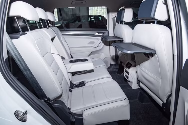 Xe được trang bị bảng đồng hồ trung tâm kỹ thuật số Digital Cockpit 12.3 inch đa sắc màu, hiển thị đa dạng các loại thông tin: Mức tiêu thụ nhiên liệu, tốc độ, khoảng cách, các thông tin hỗ trợ lái xe, danh bạ điện thoại, hình ảnh, tên bài hát tích hợp với màn hình giải trí...