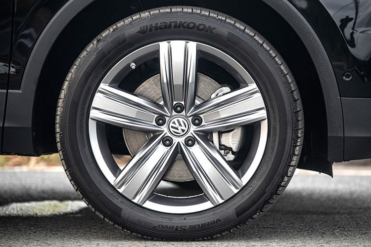 Bên cạnh đó, xe còn có hệ dẫn động 4 bánh toàn thời gian 4Motion, 4 chế độ lái gồm On-road (Normal, Eco, Sport, Custom), Snow, Off-road, Off-road Individual, hệ thống kiểm soát cự ly đỗ xe PDC, tín hiệu cảnh báo được hiển thị trên màn hình đa chức năng, hỗ trợ đỗ xe tích hợp đỗ xe tự động Park Assist, Camera lùi, Chức năng mở/ đóng cửa xe thông minh, đá chân mở/đóng cốp, tự động khóa.