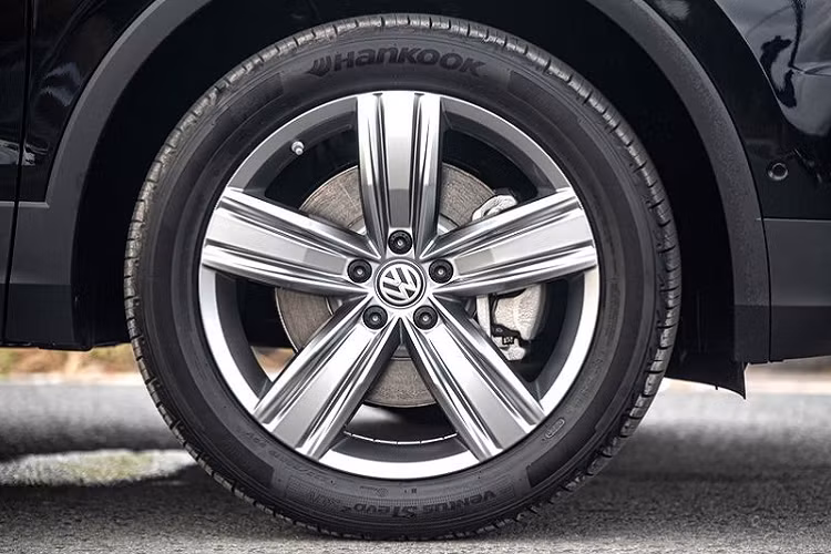 Bên cạnh đó, xe còn có hệ dẫn động 4 bánh toàn thời gian 4Motion, 4 chế độ lái gồm On-road (Normal, Eco, Sport, Custom), Snow, Off-road, Off-road Individual, hệ thống kiểm soát cự ly đỗ xe PDC, tín hiệu cảnh báo được hiển thị trên màn hình đa chức năng, hỗ trợ đỗ xe tích hợp đỗ xe tự động Park Assist, Camera lùi, Chức năng mở/ đóng cửa xe thông minh, đá chân mở/đóng cốp, tự động khóa.