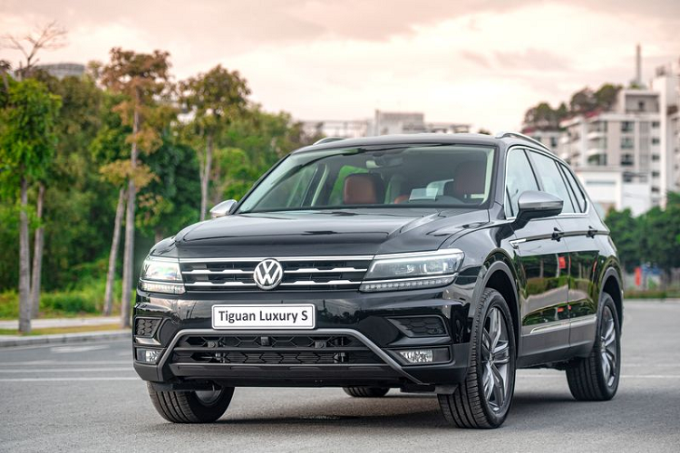 Tại Việt Nam, Tiguan 7 chỗ được khách hàng chào đón và quan tâm như một xu hướng lựa chọn SUV mới cho các gia đình có nhiều thành viên, yêu thích sự trải nghiệm trọn vẹn trên mỗi chuyến đi. Tiếp nối thành công đó, Volkswagen Việt Nam chính thức ra mắt hai phiên bản nâng cấp Volkswagen Tiguan Allspace 2021 mới bao gồm: Tiguan Luxury S và Tiguan Elegance.