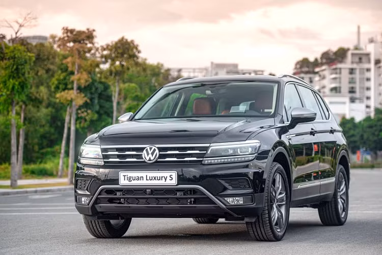Tại Việt Nam, Tiguan 7 chỗ được khách hàng chào đón và quan tâm như một xu hướng lựa chọn SUV mới cho các gia đình có nhiều thành viên, yêu thích sự trải nghiệm trọn vẹn trên mỗi chuyến đi. Tiếp nối thành công đó, Volkswagen Việt Nam chính thức ra mắt hai phiên bản nâng cấp Volkswagen Tiguan Allspace 2021 mới bao gồm: Tiguan Luxury S và Tiguan Elegance.