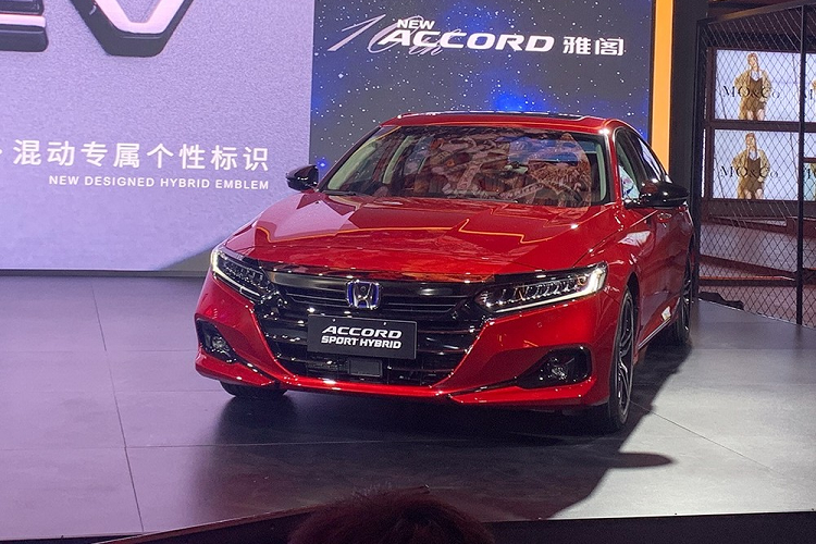 Hiện giá xe Honda Inspire 2022 tại thị trường Trung Quốc vẫn chưa được công bố. Trong khi đó, người anh em Honda Accord 2022 có tổng cộng 9 bản trang bị và giá bán dao động từ 169.800 - 259.800 Nhân dân tệ (khoảng 594 - 909 triệu đồng) tại Trung Quốc. Dự kiến, xe sẽ được bán ra tại thị trường hàng xóm với Việt Nam vào cuối năm nay, cạnh tranh Toyota Camry và Mazda6.