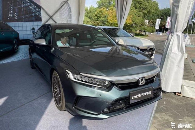 Đến nay, mẫu xe sedan Honda Inspire 2022 tiếp tục được vén màn tại thị trường Trung Quốc. Vì là phiên bản nâng cấp giữa vòng đời nên xe chỉ được thay đổi nhẹ trong thiết kế ngoại thất và trang bị nội thất. So với Honda Accord, Inspire 2022 được trang bị thiết kế đầu xe khác biệt để khách hàng Trung Quốc không bị nhầm lẫn. Theo đó, Honda Inspire mới đi kèm lưới tản nhiệt khá hẹp với nẹp mạ crôm dày dặn trên đỉnh.