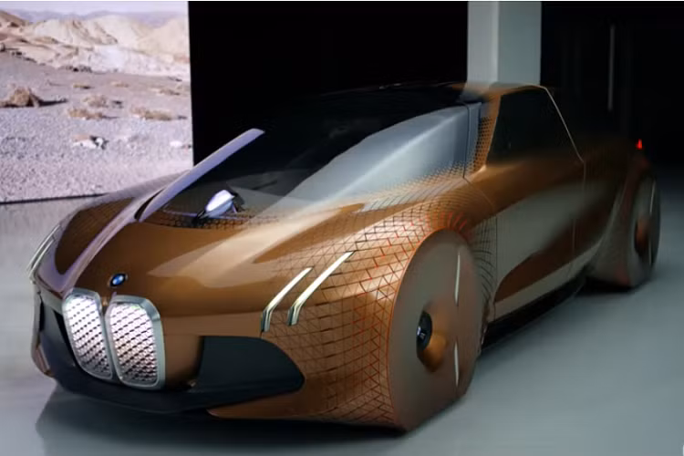 Các điểm nhấn trang trí màu xanh lam và bộ la-zăng tối ưu khí động học giúp tách biệt i4 khỏi mẫu 4 Series GC sắp ra mắt, cũng như tấm cản va tái thiết kế và phía sau không hề có đầu ống xả.