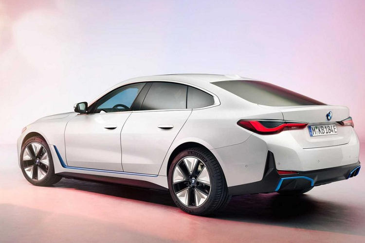 BMW sẽ tiếp tục hé lộ thêm những chi tiết về i4 trong những tuần tiếp theo, và chúng ta cũng sẽ sớm được thấy hình ảnh nội thất xe. Dự tính mức giá xe BMW i4 2022 không hề rẻ.