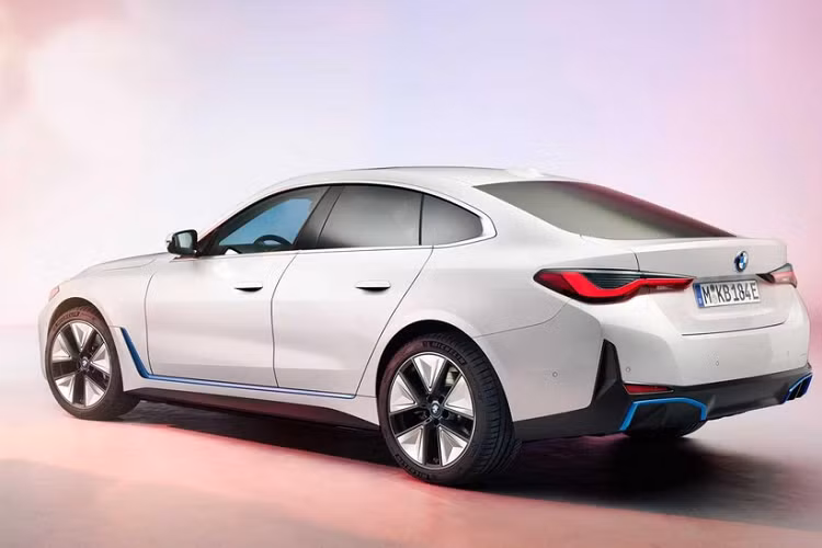 BMW sẽ tiếp tục hé lộ thêm những chi tiết về i4 trong những tuần tiếp theo, và chúng ta cũng sẽ sớm được thấy hình ảnh nội thất xe. Dự tính mức giá xe BMW i4 2022 không hề rẻ.