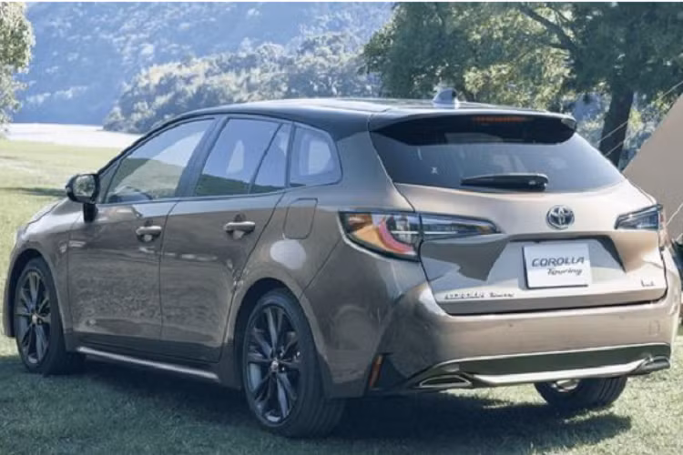 Những trang bị tiêu chuẩn đáng chú ý khác của Corolla 50 Million Edition bao gồm màn hình cảm ứng thông tin giải trí 9 inch, dàn âm thanh 6 loa, hệ thống lọc không khí hiện đại và một số công nghệ hỗ trợ lái tiên tiến.