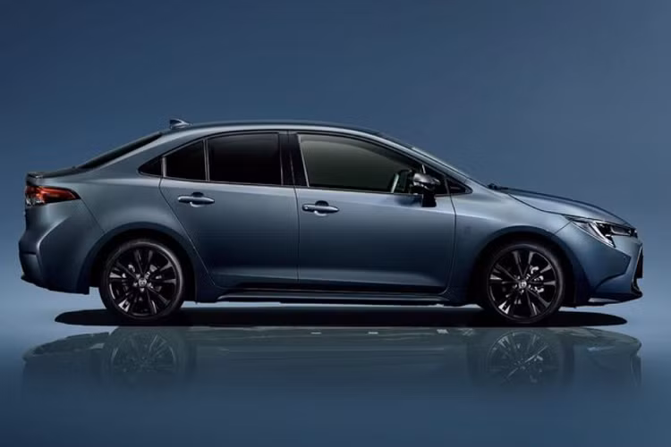 Phiên bản đặc biệt mới của Corolla sẽ có 6 lựa chọn sơn ngoại thất gồm xám Army Rock Metallic, xám Slate Gray Metallic, trắng Platinum White Pearl Mica, vàng Precious Metal, đen Attitude Black Mica, và đen Black Mica, một số tùy chọn sẽ được kết hợp với nóc màu đen thể thao.