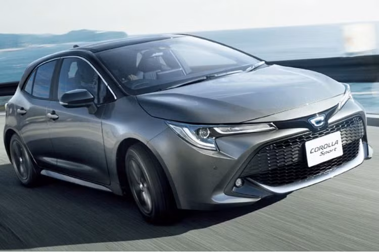 Cả 2 kiểu la-zăng này đều được hoàn thiện trong màu đen mờ thể thao, rất hợp với các chi tiết trang trí độc đáo ở ngoại thất của Toyota Corolla 50 Million Edition mới, bao gồm lưới tản nhiệt phía dưới màu đen bóng, cánh gió sau và huy hiệu "50 Million Edition" trên chắn bùn trước cũng là màu đen.