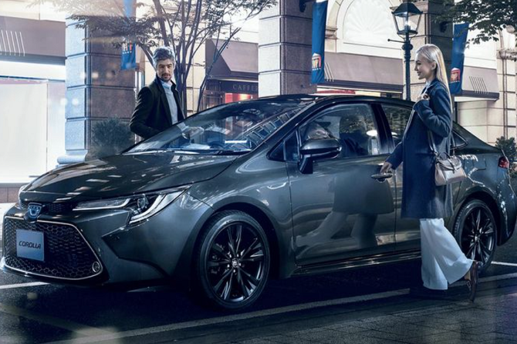 50 Million Edition sẽ có sẵn cho các biến thể Toyota Corolla sedan 4 cửa, Corolla Sport hatchback năm cửa và Corolla Touring. Trong đó, bản sedan và Touring được trang bị mâm xe 17 inch kèm lốp 215/45R17, bản hatchback sẽ có mâm nhôm 16 inch kèm lốp 205/55R16