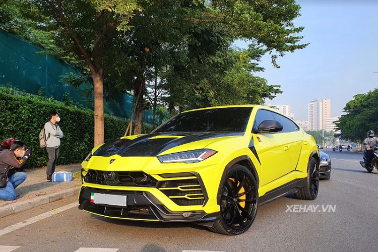 Nổi bật không kém gì SF90 Stradale chính là chiếc Lamborghini Urus độ TopCar Design. Ngoài bodykit cá tính trị giá hơn 1 tỷ đồng từ TopCar, siêu SUV còn gây ấn tượng với ngoại thất dán decal màu vàng chanh độc đáo. Tại Việt Nam, chỉ có 2 chiếc Urus được nâng cấp với gói độ TopCar.