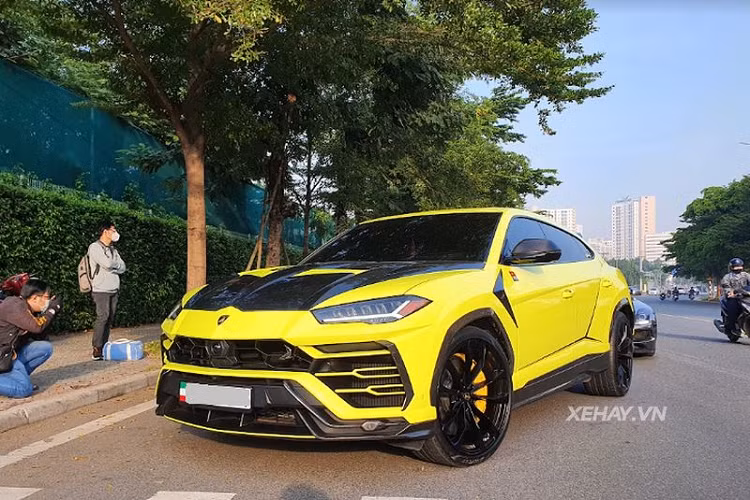 Nổi bật không kém gì SF90 Stradale chính là chiếc Lamborghini Urus độ TopCar Design. Ngoài bodykit cá tính trị giá hơn 1 tỷ đồng từ TopCar, siêu SUV còn gây ấn tượng với ngoại thất dán decal màu vàng chanh độc đáo. Tại Việt Nam, chỉ có 2 chiếc Urus được nâng cấp với gói độ TopCar.