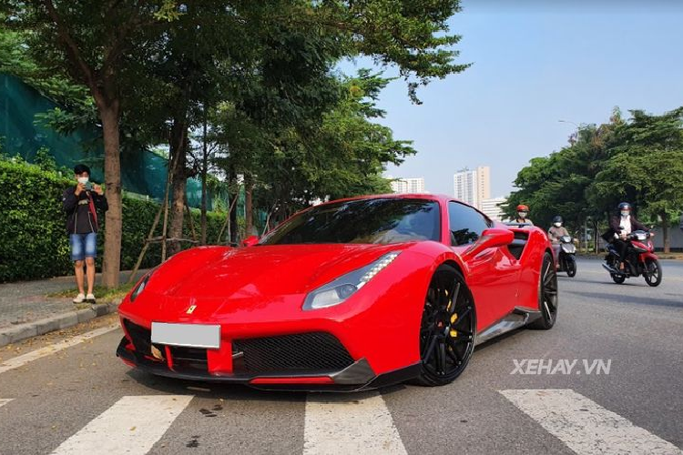 Ferrari SF90 Stradale được trang bị động cơ xăng tăng áp V8 4.0L kết hợp với 3 mô-tơ điện, cho công suất lên tới 1.000 mã lực, giúp siêu xe tăng tốc từ 0 - 100 km/h chỉ trong 2,5 giây trước khi đạt vận tốc tối đa 340 km/h. Tại Việt Nam, SF90 Stradale được phân phối chính hãng với giá công bố từ 34,5 tỷ đồng.