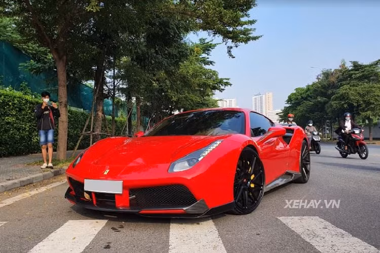 Ferrari SF90 Stradale được trang bị động cơ xăng tăng áp V8 4.0L kết hợp với 3 mô-tơ điện, cho công suất lên tới 1.000 mã lực, giúp siêu xe tăng tốc từ 0 - 100 km/h chỉ trong 2,5 giây trước khi đạt vận tốc tối đa 340 km/h. Tại Việt Nam, SF90 Stradale được phân phối chính hãng với giá công bố từ 34,5 tỷ đồng.