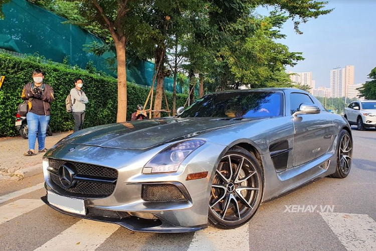 Mercedes-AMG SLS màu bạc cũng là một nhân vật đáng chú ý trong chuyến đi lần này của VietRally. Nguyên bản xe có màu trắng nhưng hiện đã được làm mới bằng phương pháp dán decal màu bạc pha chút nâu với hiệu ứng giống như sơn lì rất thú vị, đi kèm nhãn dán "AMG - Driving Performance" trên thân xe tạo điểm nhấn.