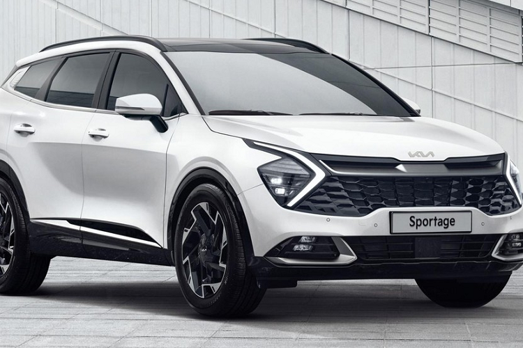 Tất nhiên, cũng không thể bỏ qua thiết kế ngoại thất táo bạo của mẫu xe Hàn Quốc này. Trên đầu xe, Kia Sportage 2022 được trang bị lưới tản nhiệt "mũi hổ" cỡ lớn, sơn màu đen, và dải đèn LED định vị ban ngày hình boomerang độc đáo. Bên cạnh đó là nóc xe màu đen và đường vai xe mạ crôm, kéo dài lên cột D. 