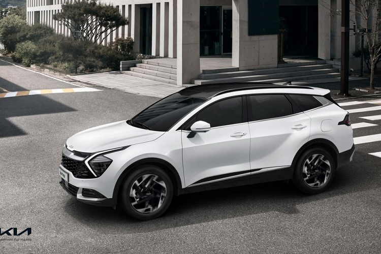 Dự kiến, Kia Sportage 2022 sẽ chính thức được bày bán trên thị trường quốc tế trong năm nay. Trong khi đó, thị trường Mỹ phải chờ đến năm sau mới được đón nhận mẫu crossover cỡ C này. Hiện giá xe Kia Sportage 2022 vẫn chưa được công bố. Xe sẽ tiếp tục cạnh tranh với những đối thủ như Honda CR-V, Mazda CX-5, Hyundai Tucson và Toyota RAV4.