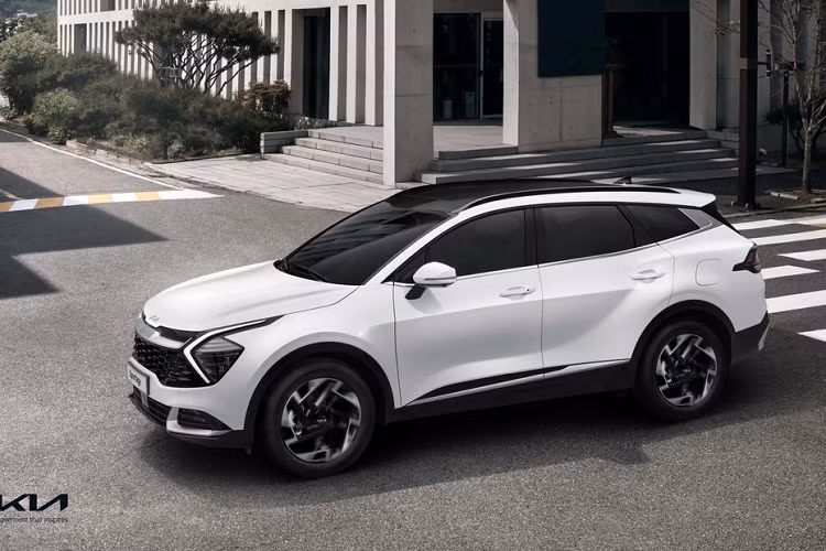 Dự kiến, Kia Sportage 2022 sẽ chính thức được bày bán trên thị trường quốc tế trong năm nay. Trong khi đó, thị trường Mỹ phải chờ đến năm sau mới được đón nhận mẫu crossover cỡ C này. Hiện giá xe Kia Sportage 2022 vẫn chưa được công bố. Xe sẽ tiếp tục cạnh tranh với những đối thủ như Honda CR-V, Mazda CX-5, Hyundai Tucson và Toyota RAV4.