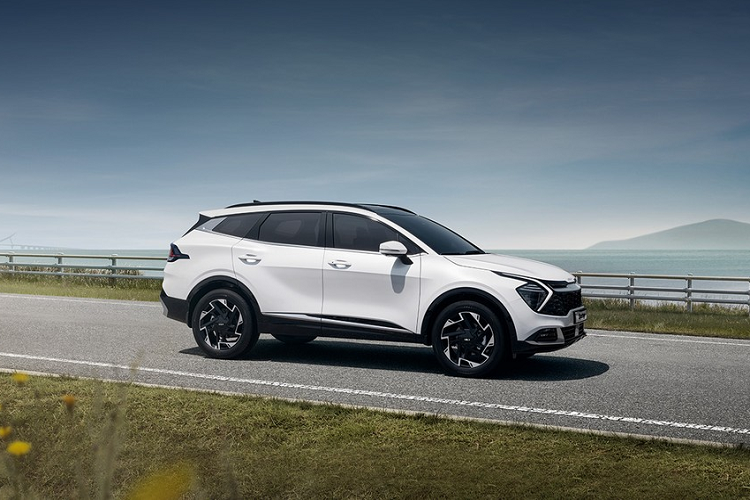 Vào hồi đầu tháng 6 vừa qua, hãng Kia đã chính thức giới thiệu thế hệ mới của mẫu xe Sportage với thị trường toàn cầu. Sau gần 1 tháng, hãng Kia mới công bố thông số cụ thể của mẫu crossover cỡ C này. Khi có mặt trên thị trường, Kia Sportage 2022 mới sẽ có cả phiên bản trục cơ sở ngắn và dài như Hyundai Tucson thế hệ mới.