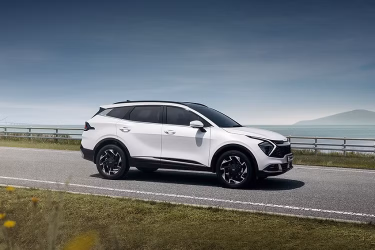 Vào hồi đầu tháng 6 vừa qua, hãng Kia đã chính thức giới thiệu thế hệ mới của mẫu xe Sportage với thị trường toàn cầu. Sau gần 1 tháng, hãng Kia mới công bố thông số cụ thể của mẫu crossover cỡ C này. Khi có mặt trên thị trường, Kia Sportage 2022 mới sẽ có cả phiên bản trục cơ sở ngắn và dài như Hyundai Tucson thế hệ mới.