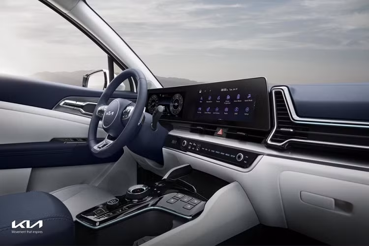 Dự kiến, phiên bản trục cơ sở dài của Kia Sportage mới sẽ được bán ở Hàn Quốc và nhiều thị trường khác trên thế giới, động cơ của Kia Sportage 2022 cũng khá đa dạng và thay đổi tùy theo thị trường phân phối. Đầu tiên là động cơ xăng TGDI 4 xi-lanh, dung tích 1.6L với công suất tối đa 177 mã lực và mô-men xoắn cực đại 264 Nm. Động cơ này kết hợp cùng hộp số tự động ly hợp kép 7 cấp hoặc hộp số sàn 6 cấp.