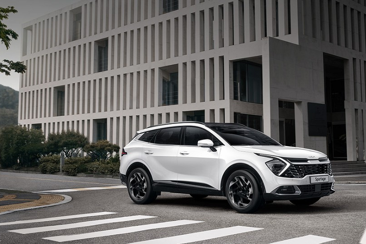 Cụ thể, kích thước của mẫu xe SUV Kia Sportage 2022 bao gồm chiều dài 4.660 mm, chiều rộng 1.865 mm, chiều cao 1.660 mm và chiều dài cơ sở 2.669 mm hoặc 2.755 mm. Chiều dài cơ sở của mẫu xe này thậm chí còn suýt nữa ngang ngửa với Hyundai Santa Fe (2.765 mm). Nhờ kích thước này, phiên bản trục cơ sở dài của xe sẽ mang đến khoang hành lý rộng rãi hàng đầu phân khúc với thể tích 637 lít.