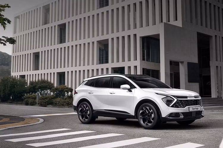 Cụ thể, kích thước của mẫu xe SUV Kia Sportage 2022 bao gồm chiều dài 4.660 mm, chiều rộng 1.865 mm, chiều cao 1.660 mm và chiều dài cơ sở 2.669 mm hoặc 2.755 mm. Chiều dài cơ sở của mẫu xe này thậm chí còn suýt nữa ngang ngửa với Hyundai Santa Fe (2.765 mm). Nhờ kích thước này, phiên bản trục cơ sở dài của xe sẽ mang đến khoang hành lý rộng rãi hàng đầu phân khúc với thể tích 637 lít.