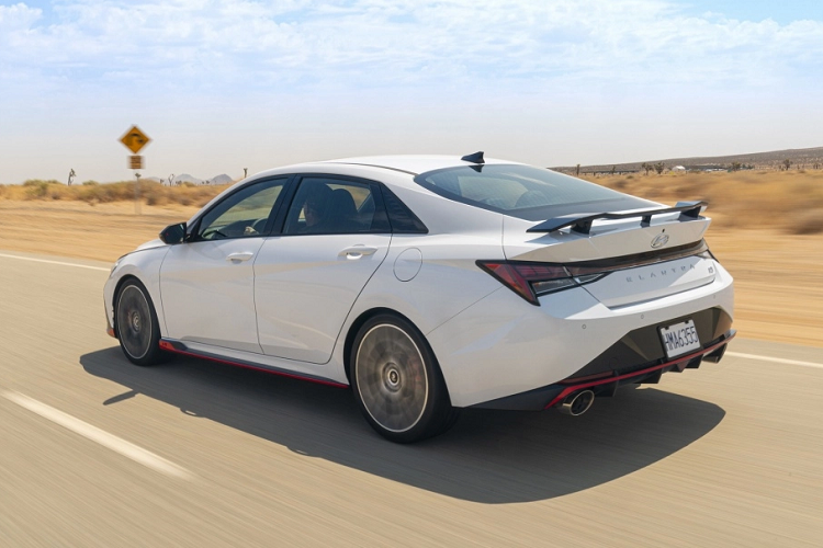 Dù Elantra N đã tiết lộ những thông tin quan trọng nhất, nhưng Hyundai vẫn chưa công bố giá bán của nó. Tuy nhiên, hãng xe Hàn sẽ đem Hyundai Elantra N thế hệ mới đến trưng bày tại triển lãm New York Auto Show vào 19/8 tới đây để thỏa lòng các người hâm mộ.