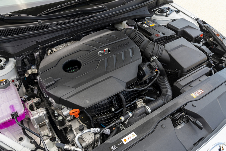 Elantra N sẽ có trọng lượng nhẹ hơn, hệ thống treo cứng hơn. Đây cũng là lần đầu tiên mẫu xe này được Hyundai trang bị trục integrated drive axle (IDA), lấy cảm hứng từ công nghệ được sử dụng trên xe đua WRC. Đáng chú ý, Elantra N 2022 còn có bộ mâm 19 inch thể thao Michelin PS4S size 245, giúp khách hàng thỏa mãn đam mê chinh phục tốc độ.