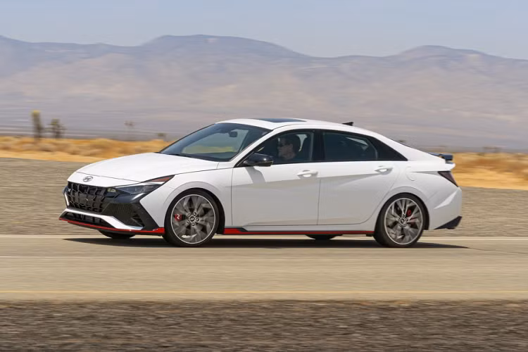 Nội thất Hyundai Elantra N đậm chất thể thao. Ngoài các ghế kiểu xe đua bọc da, khu vực đồng hồ và trung tâm giải trí đều được tối ưu hóa cho việc trải nghiệm tốc độ. Màn hình thông tin giải trí nay cung cấp thông tin về dầu động cơ và nhiệt độ nước làm mát.