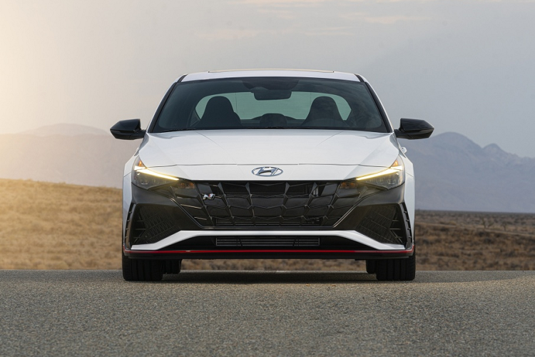 Ngoại thất xe với nhiều chi tiết cứng cáp như lưới tản nhiệt đen bóng, cản thể thao, cánh gió đuôi lớn... Ngoài ra, một cánh lướt gió nhỏ gắn trên nắp cốp tương xứng với dải đèn LED nối liền đèn hậu ở phía sau là một điểm nhấn.