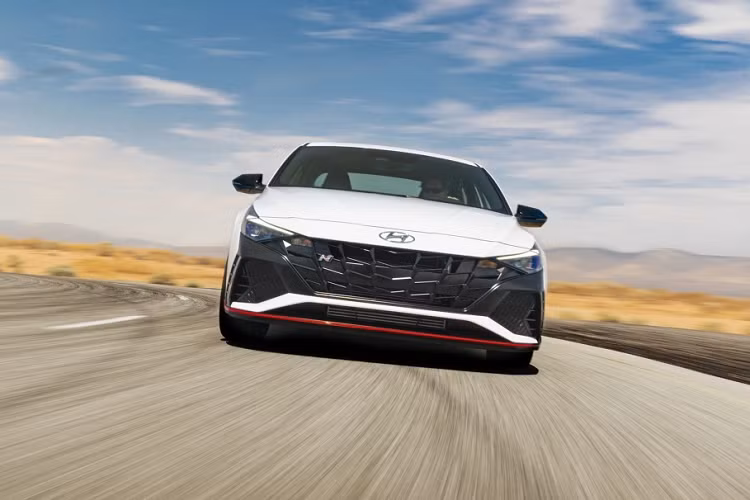 Hyundai Elantra N bản Mỹ có khả năng đẩy giới hạn lên mức công suất 286 mã lực (289 PS / 213 kW) nhờ vào chế độ “N Grin Shift” (NGS) độc đáo. Chức này sẽ thúc bộ tăng áp và tối đa hóa phản ứng truyền trong tối đa 20 giây để nâng công suất xe. Đặc biệt, “N Grin Shift” sẽ thể sử dụng lặp lại sau mỗi 40 giây (sau khi hạ nhiệt). Hyundai cho biết Elantra N có thể tăng tốc từ 0-60 mph (0-100 km / h) trong “khoảng 5,0 giây”.