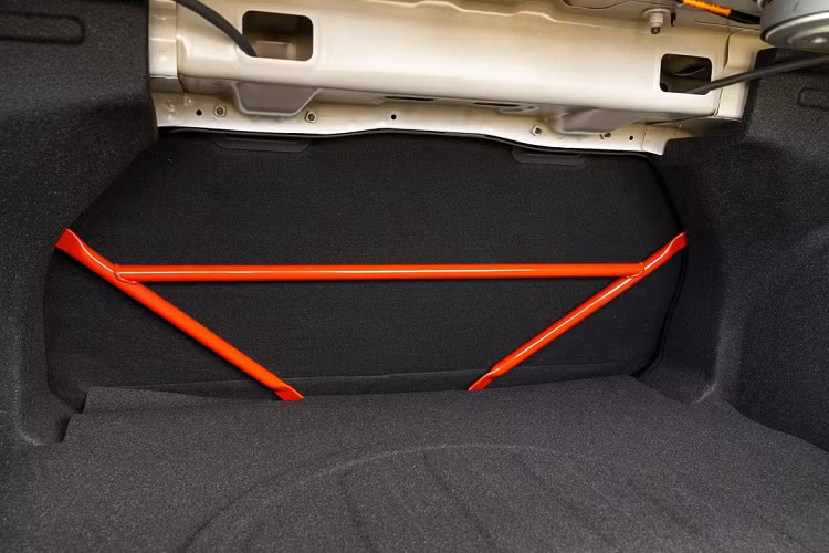 Một điểm thú vị là N Sound Equalizer trên Elantra N có thể “khuếch đại âm thanh lái xe động” qua loa, giúp người lái phấn khích hơn. Hệ thống này có thể được cho là có âm thanh giống như một chiếc xe hiệu suất cao. Tuy nhiên, không phải tất cả âm thanh đều là nhân tạo. 