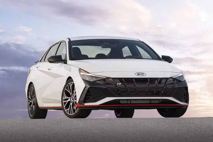 Hệ thống phanh đĩa 14,1 inch (360 mm). Hãng xe Hàn Quốc cũng đã thiết kế một hệ thống làm mát ở phía trước cùng với cơ cấu dẫn khí để cải thiện hiệu quả làm mát cho phanh.