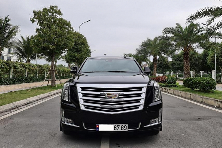 Nước Mỹ không chỉ là xứ sở sản sinh ra các mẫu bán tải đồ sộ quốc gia này còn mang đến những chiếc xe SUV có vẻ ngoài cao lớn, mạnh mẽ mà điển hình là Cadillac Escalade hạng sang. Mang một ngoại hình cao lớn khác biệt Cadillac Escalade rất được các nguyên thủ trên thế giới, các nhân vật nổi tiếng ưa chuộng khi chọn làm phương tiện di chuyển.